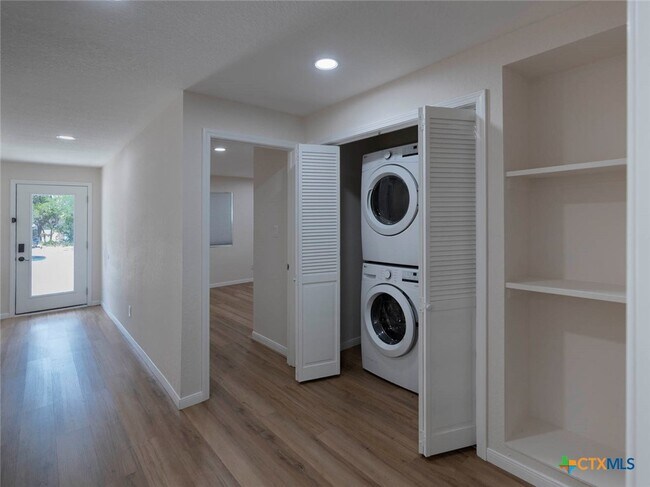 Building Photo - 268 White Oak Dr