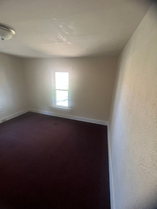 Building Photo - Large West Side 4 Bedroom House