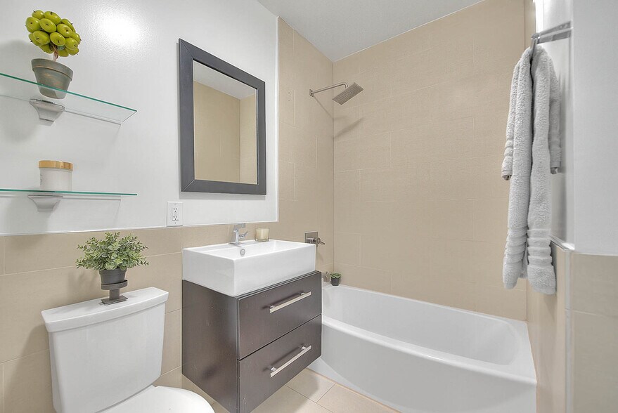 Building Photo - 1952 N Beachwood Dr