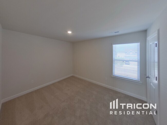 Building Photo - 3427 Quintana Dr