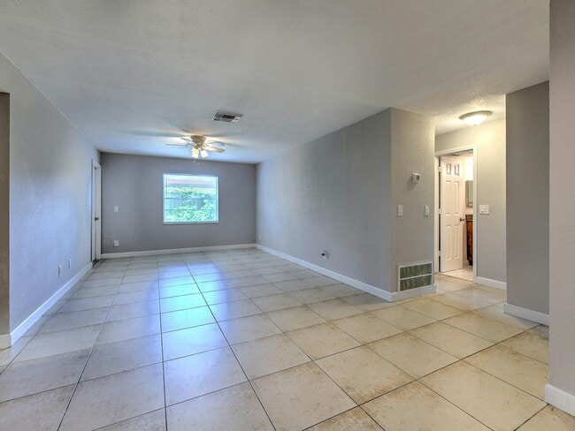 Building Photo - 526 Golden Raintree Pl