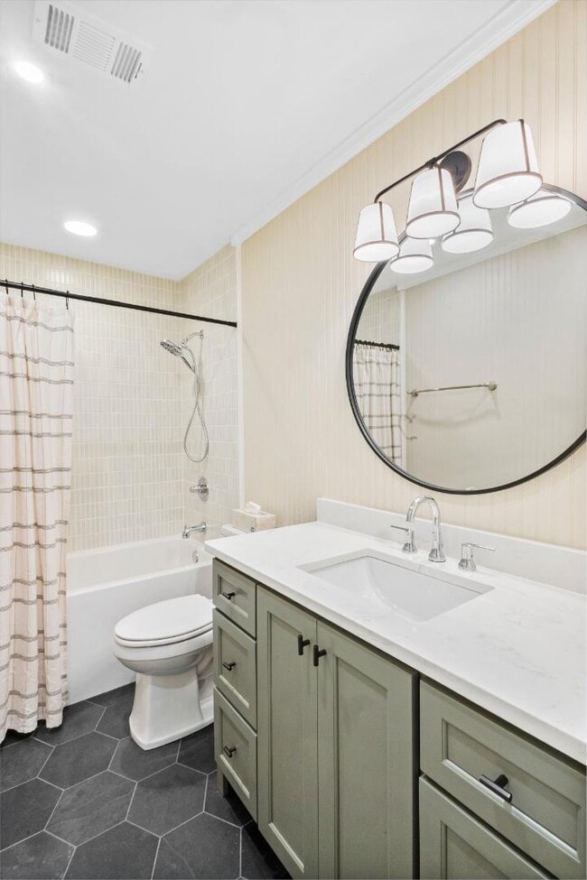 Building Photo - 550 N College St