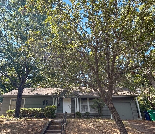 Building Photo - 3 bed 2 bath in the heart of Denton TX