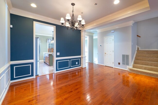 Building Photo - Updated Faircrest 4 BD 3.5 BA Townhome