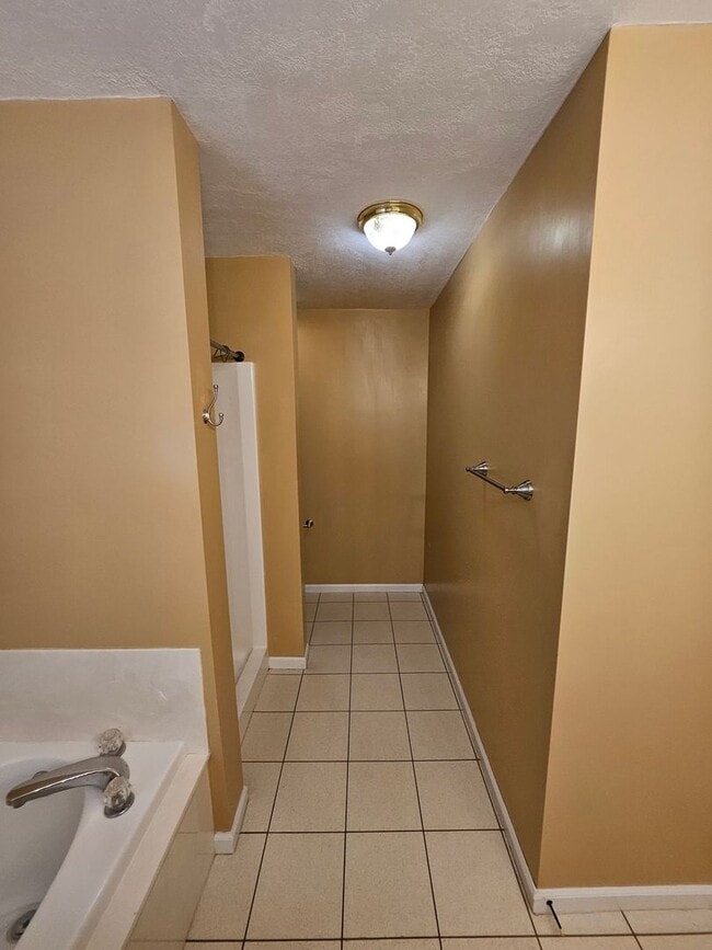 Building Photo - 2018 Hickory Dr