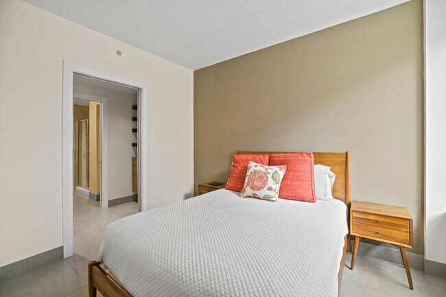 Building Photo - Logan Circle Condo