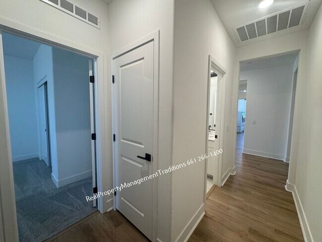 Building Photo - Modern Spacious 3 + 3 + Flex room