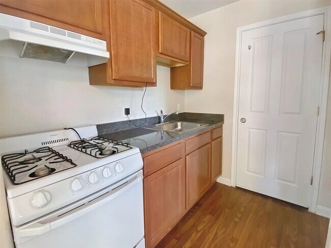 Building Photo - "Charming 1-Bedroom Condo Retreat in San Marcos – Perfect Comfort in 500 Sq Ft!"