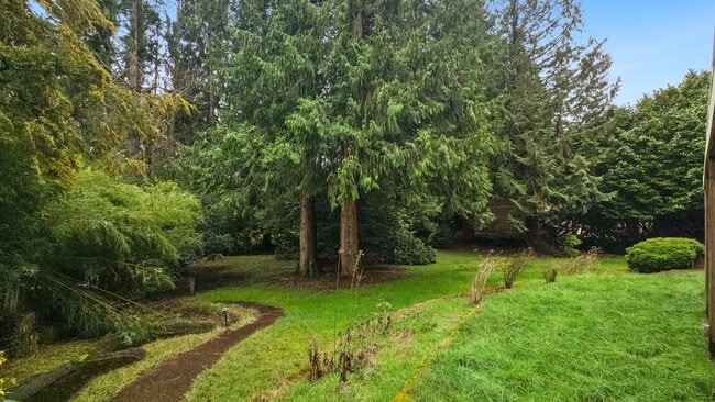 Building Photo - Beautifully Remodeled Bellevue Home in Prime Location