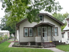 Building Photo - Available NOW! Great location *2Bed+Loft*1Bath home in Minneapolis