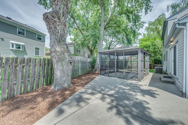 Building Photo - 912 Bedford Ct