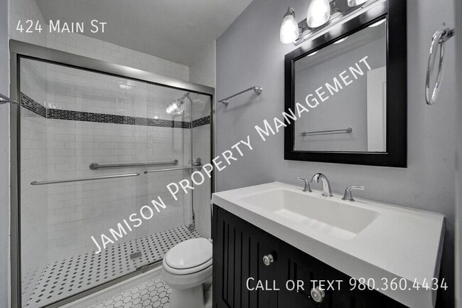 Building Photo - 424 Main St