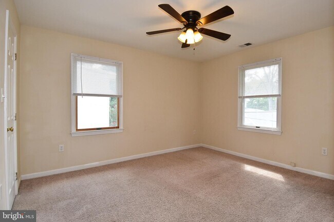 Building Photo - 930 N Danville St