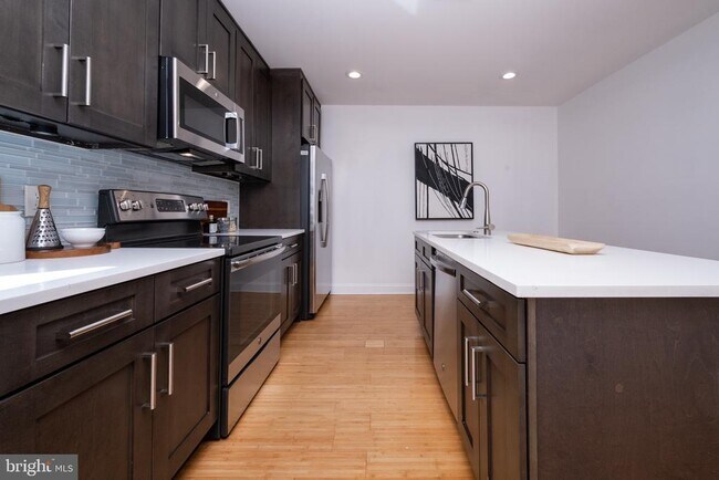 Building Photo - 2102 Berges St