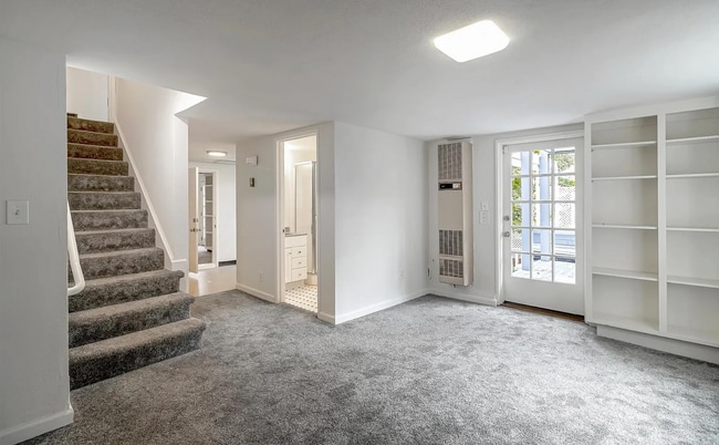 Building Photo - Beautiful Home in Upper Oakmore!