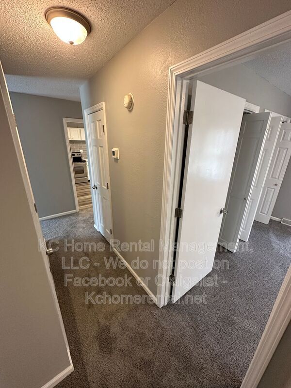 Building Photo - 708 NW Mock Ave