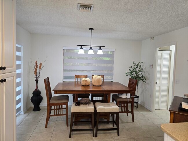Building Photo - 939 Hibiscus Dr