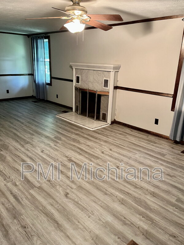 Building Photo - 2405 Woodmont Dr
