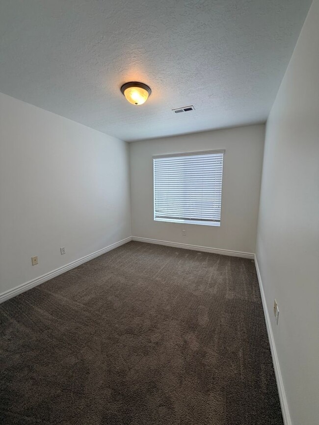 Building Photo - PAY NOTHING UNTIL AUGUST 1ST- 3 Bed, 2.5 Bath Townhome in Pleasant Grove