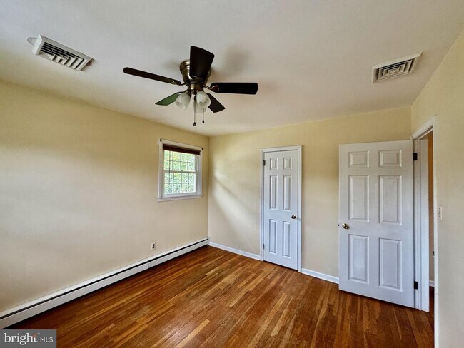 Building Photo - 119 Forsythia Dr