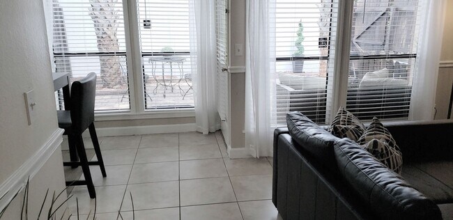 Building Photo - Beautiful  Furnished 1/1 condo x Rent  in Winter Park Next to Full Sail University !