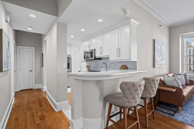 Building Photo - "Modern Comfort Awaits: Spacious 2-Bed, 2-Bath Condo with Elegance in the Heart of Atlanta"