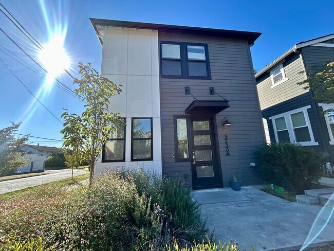 Building Photo - 3233 17th Ave S
