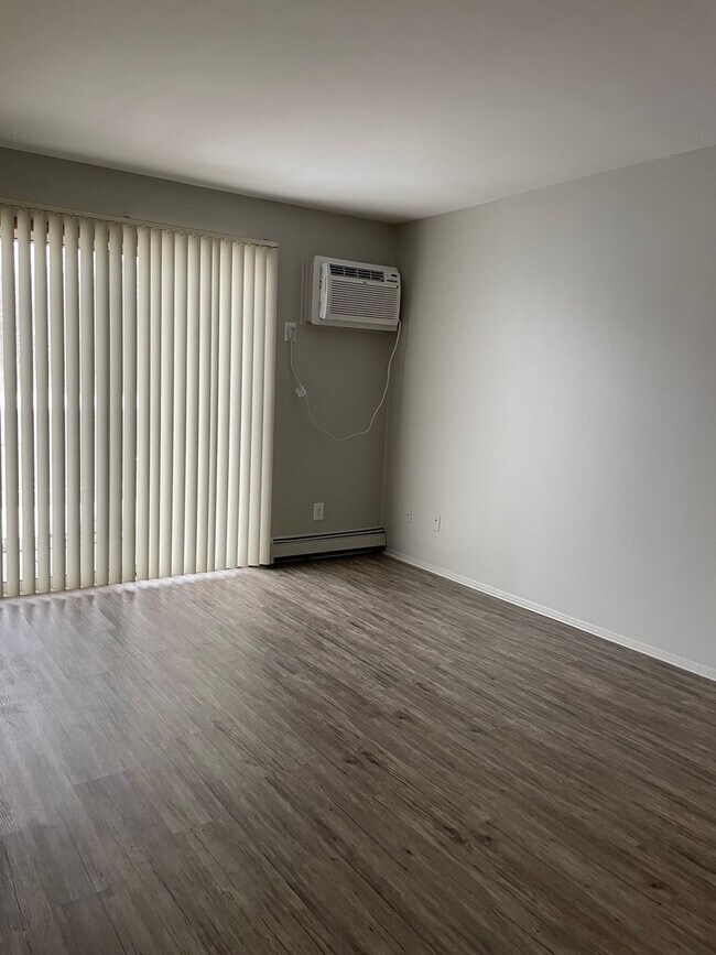 Building Photo - Large One Bedroom Apartment! Washer and Dryer in Unit!