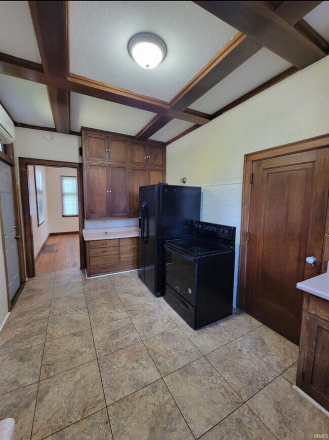 Kitchen - 1003 E Washington St