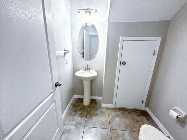 Building Photo - Beautiful 2-Bedroom Townhome with Modern A...