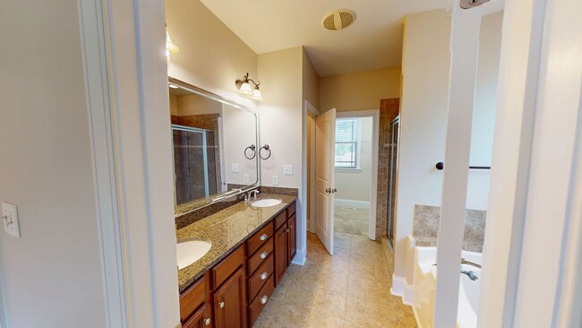 Building Photo - Large 5 Bedroom with Large Fenced in Back ...