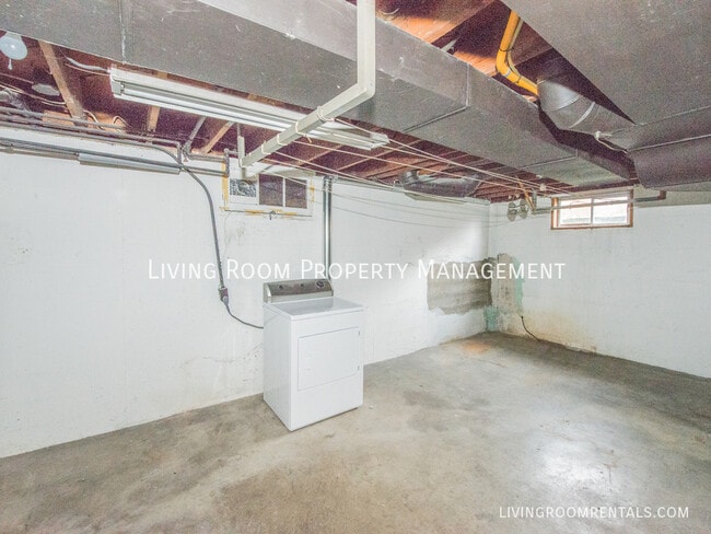 Building Photo - 3740 SE Tibbetts St