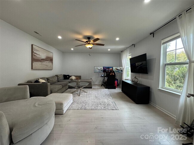 Building Photo - 8419 Aspen Ct