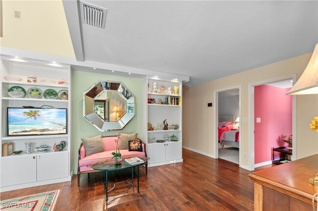 Building Photo - 1313 Solana Rd