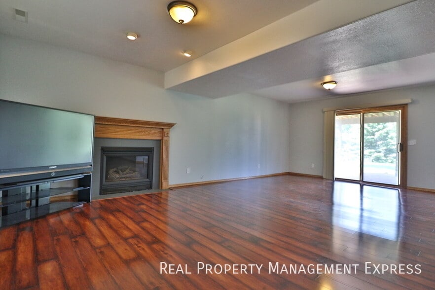 Building Photo - Stunning 5 Bedroom 3 Bath Home in South East Sioux Falls