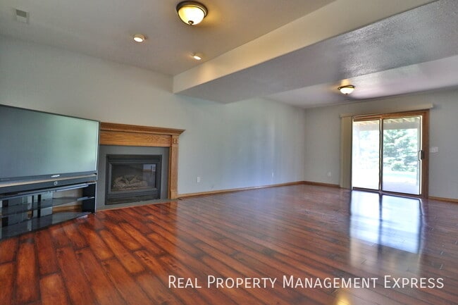 Building Photo - Stunning 5 Bedroom 3 Bath Home in South Ea...