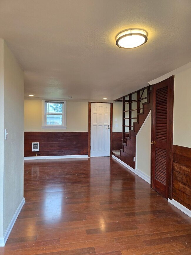 Building Photo - One Bedroom Duplex with Fenced Yard