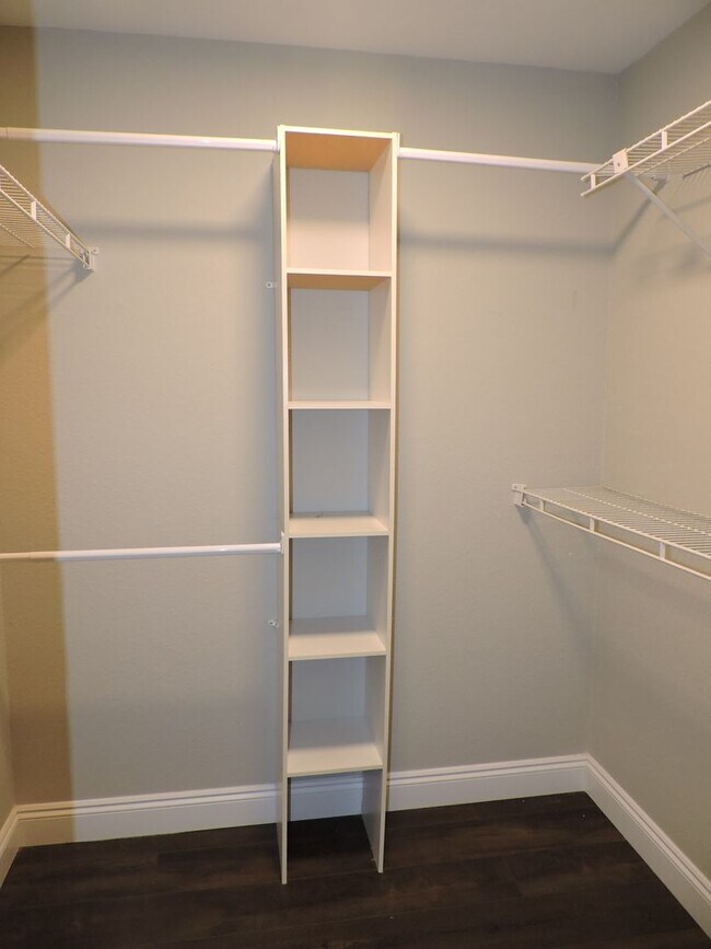Building Photo - Convenient to schools, beaches & shopping.