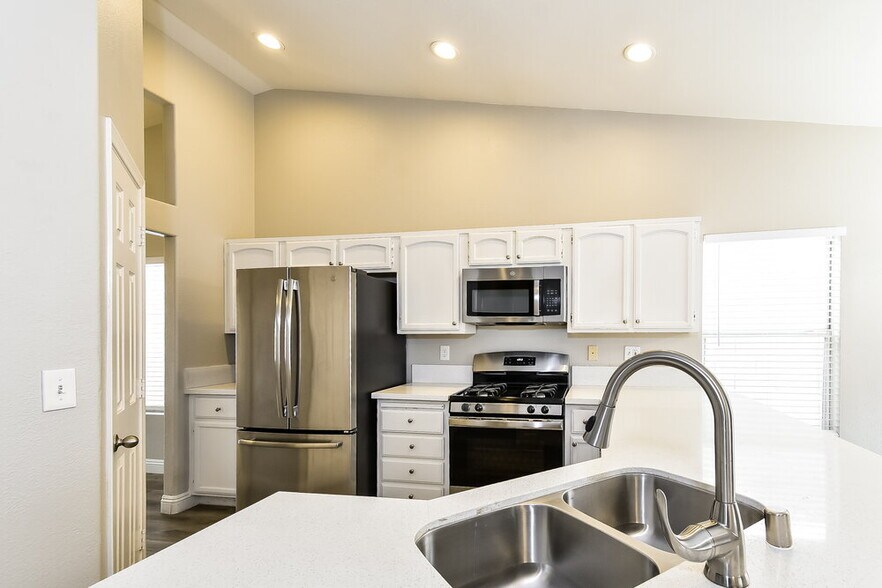 Building Photo - 3705 Iverson Ln