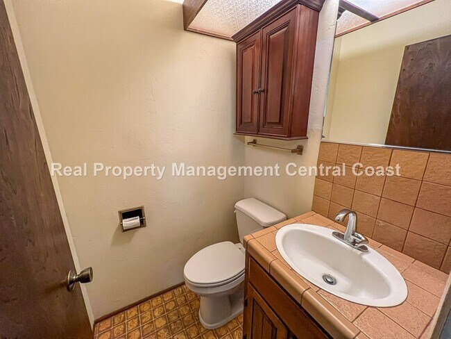 Building Photo - AVAILABLE OCTOBER - Large 4 Bedroom / 3 Ba...