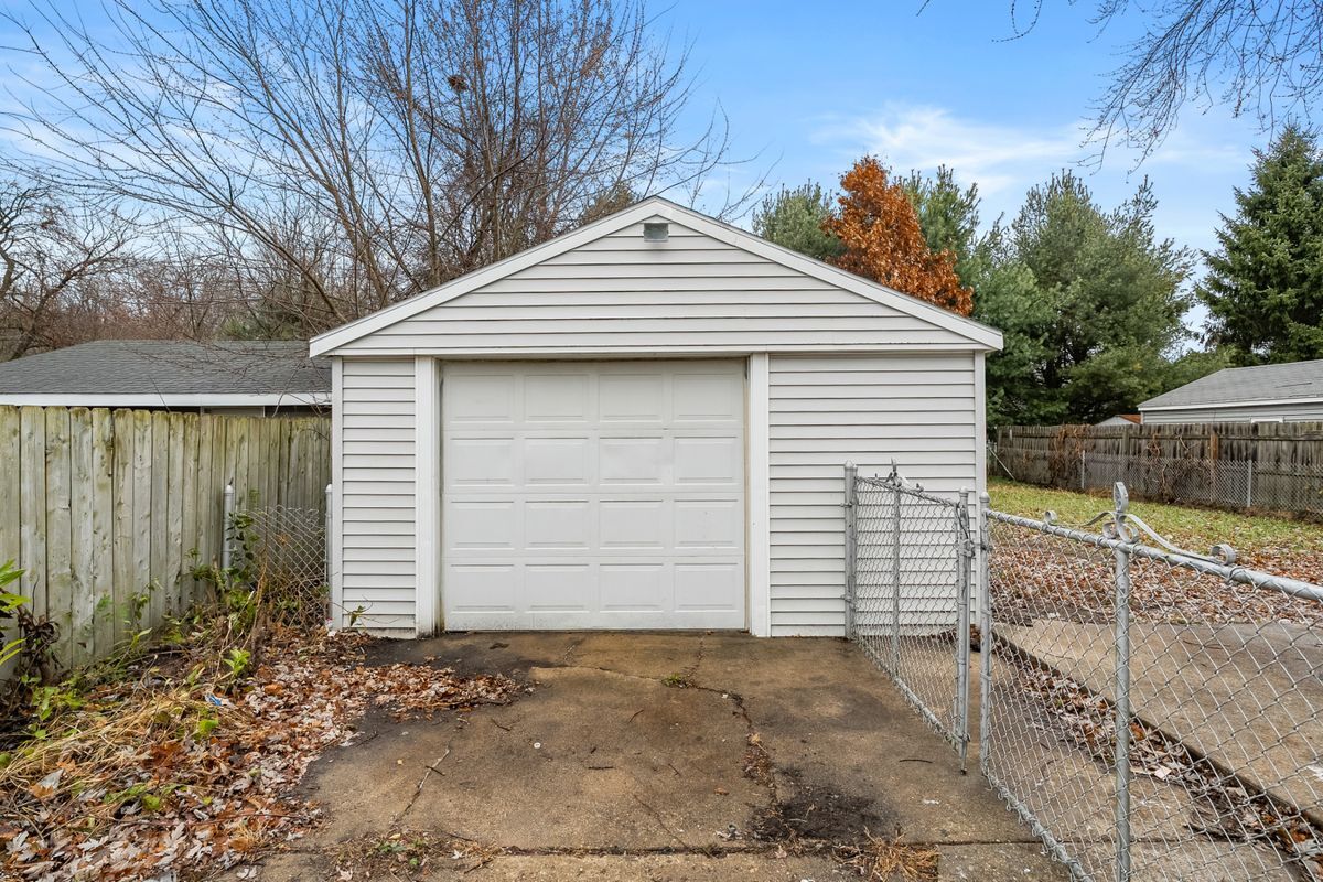 Building Photo - 423 Cornell Dr