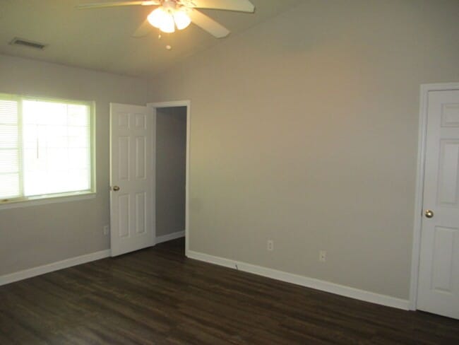 Building Photo - Wonderful 3 bedroom, 2 bathroom, home with fenced in yard! Available Now!