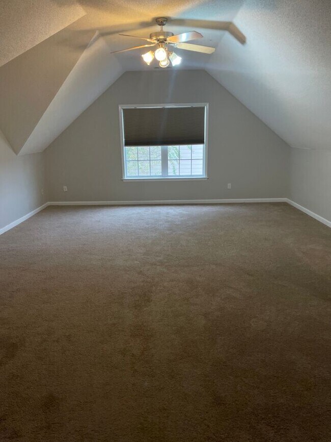 Building Photo - 4BR w/ Fenced Backyard + Garage in Lakeland