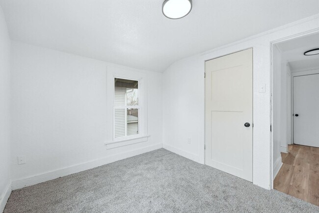 Building Photo - Updated 3BR with Fresh Finishes