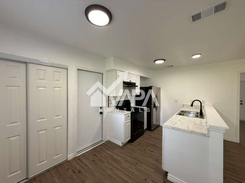 Building Photo - 4422 Desert View Dr