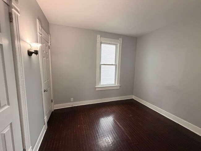 Building Photo - Modern Spacious 2+ Bedroom Lower Unit