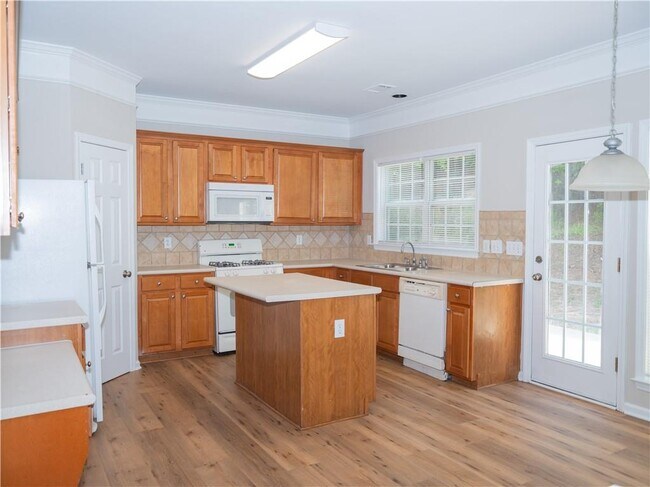 Building Photo - 663 Prada Ct NE