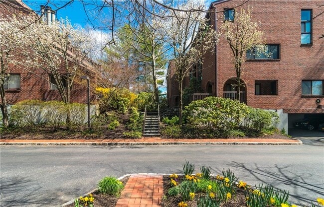 Building Photo - 150 N Bedford Rd