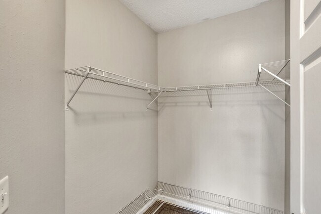 Building Photo - 3 bedroom/ 2 bathroom condo next to St Joh...