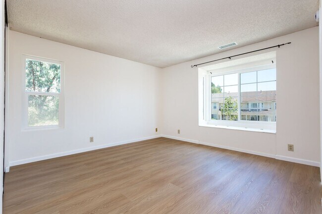 Building Photo - Charming Remodeled Townhome!